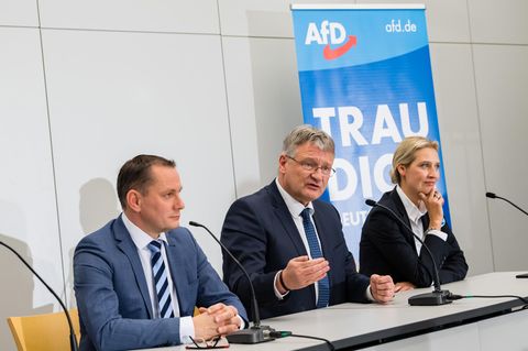 Die beiden AfD-Vorsitzenden Tino Chrupalla (l.) und Jörg Meuthen, rechtsaußen sitzt die Bundesfraktionsvorsitzende Alice Weidel