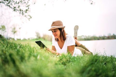 Die getesteten E-Book-Reader sind auch draußen sehr gut ablesbar (Symbolbild)