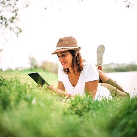 Die getesteten E-Book-Reader sind auch draußen sehr gut ablesbar (Symbolbild)