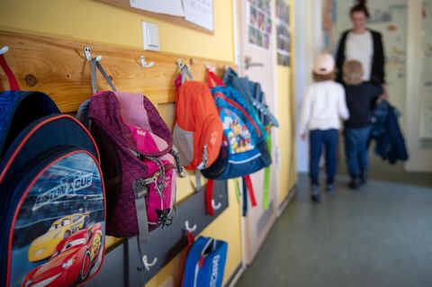 Kinderrucksäcke hängen im Eingangsbereich in einem Kindergarten