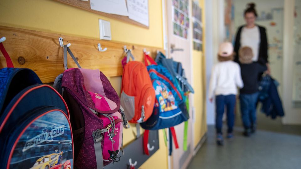 Kinderrucksäcke hängen im Eingangsbereich in einem Kindergarten