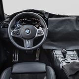 Verschleiertes Interieur, aber die sichelförmigen Anzeigen des Cockpits sind gut zu erkennen