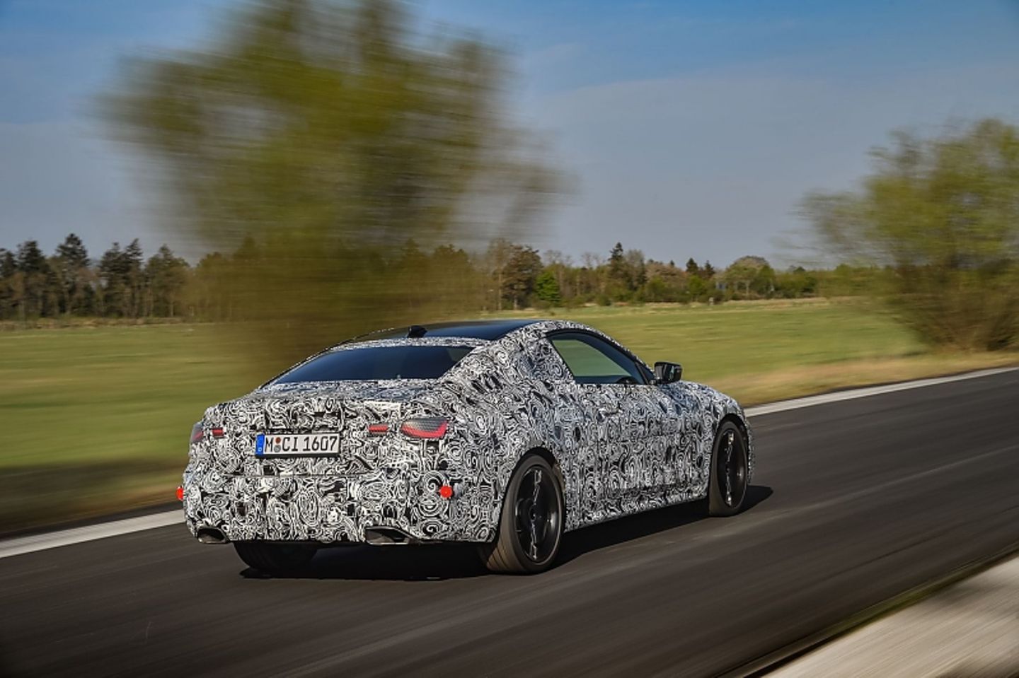 Der BMW M 440i xDrive hat ein 8 kW / 11 PS MHEV-Modul, das Schaltlöcher füllt und beim Beschleunigen hilft