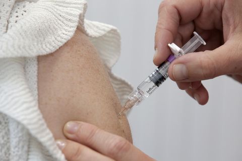 Ein Ärztin impft eine Patientin mit dem aktuellen Impfstoff der Saison 2019/2020 "Infusplit Tetra" gegen Grippe