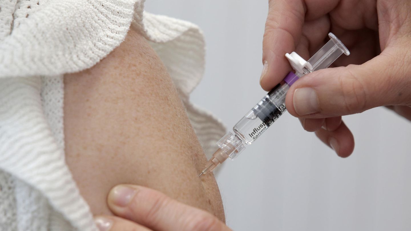 Ein Ärztin impft eine Patientin mit dem aktuellen Impfstoff der Saison 2019/2020 "Infusplit Tetra" gegen Grippe