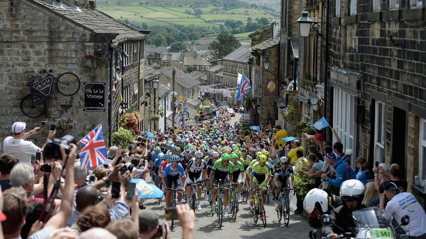 Tour de France: Das Peloton der Tour zwängt sich durch eine enge Gasse