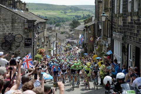 Tour de France: Das Peloton der Tour zwängt sich durch eine enge Gasse