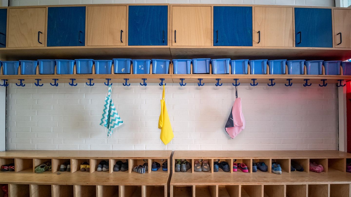 Eine leere Garderobe in einer Kita