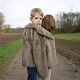 Jonathan und Charlotte posieren in der Felljacke ihrer Oma