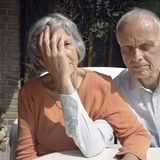 Zärtlich hält Uwe Piontek seine Hand vor das Gesicht seiner Frau