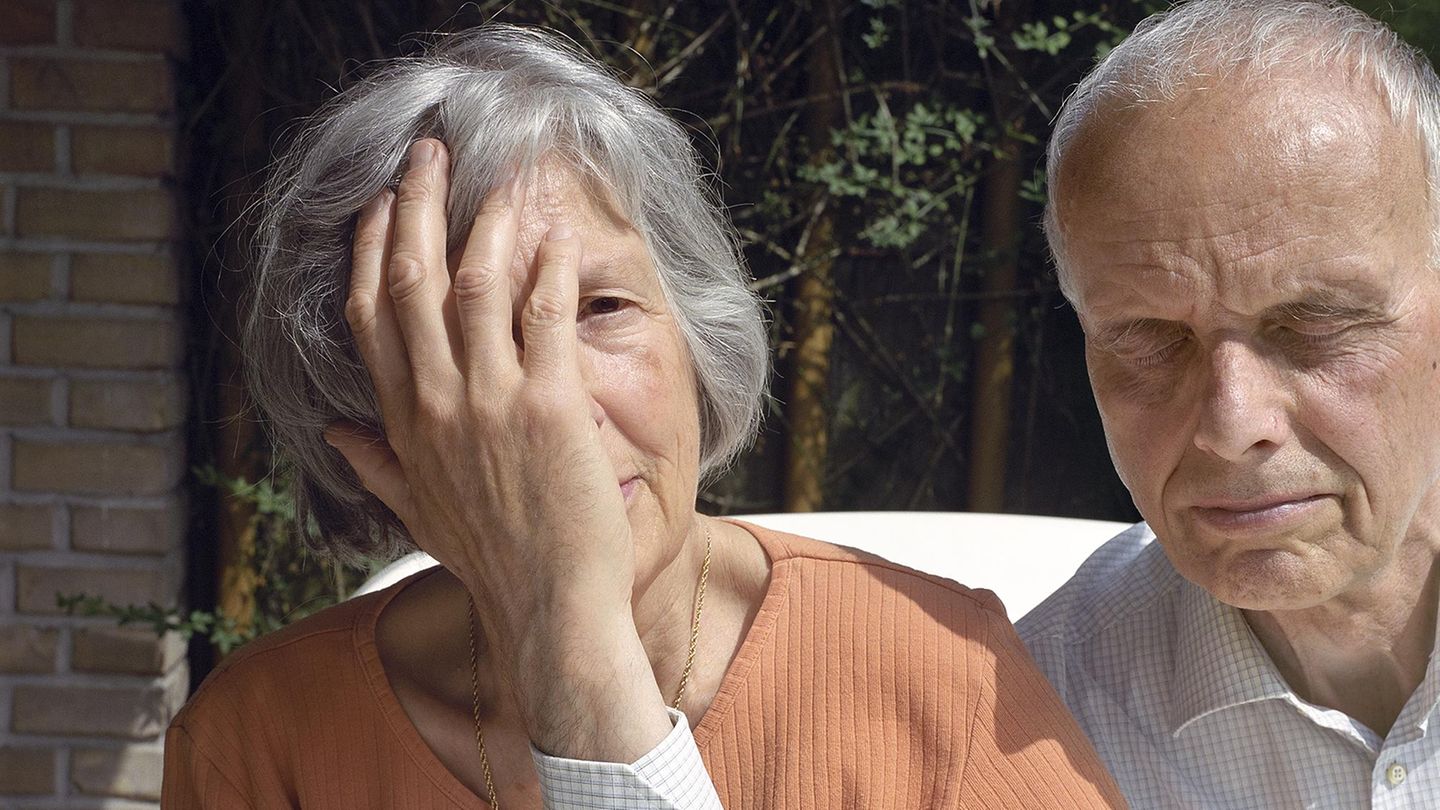 Zärtlich hält Uwe Piontek seine Hand vor das Gesicht seiner Frau