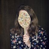 Christine Piontek betrachtet sich im Spiegel ihrer Mutter