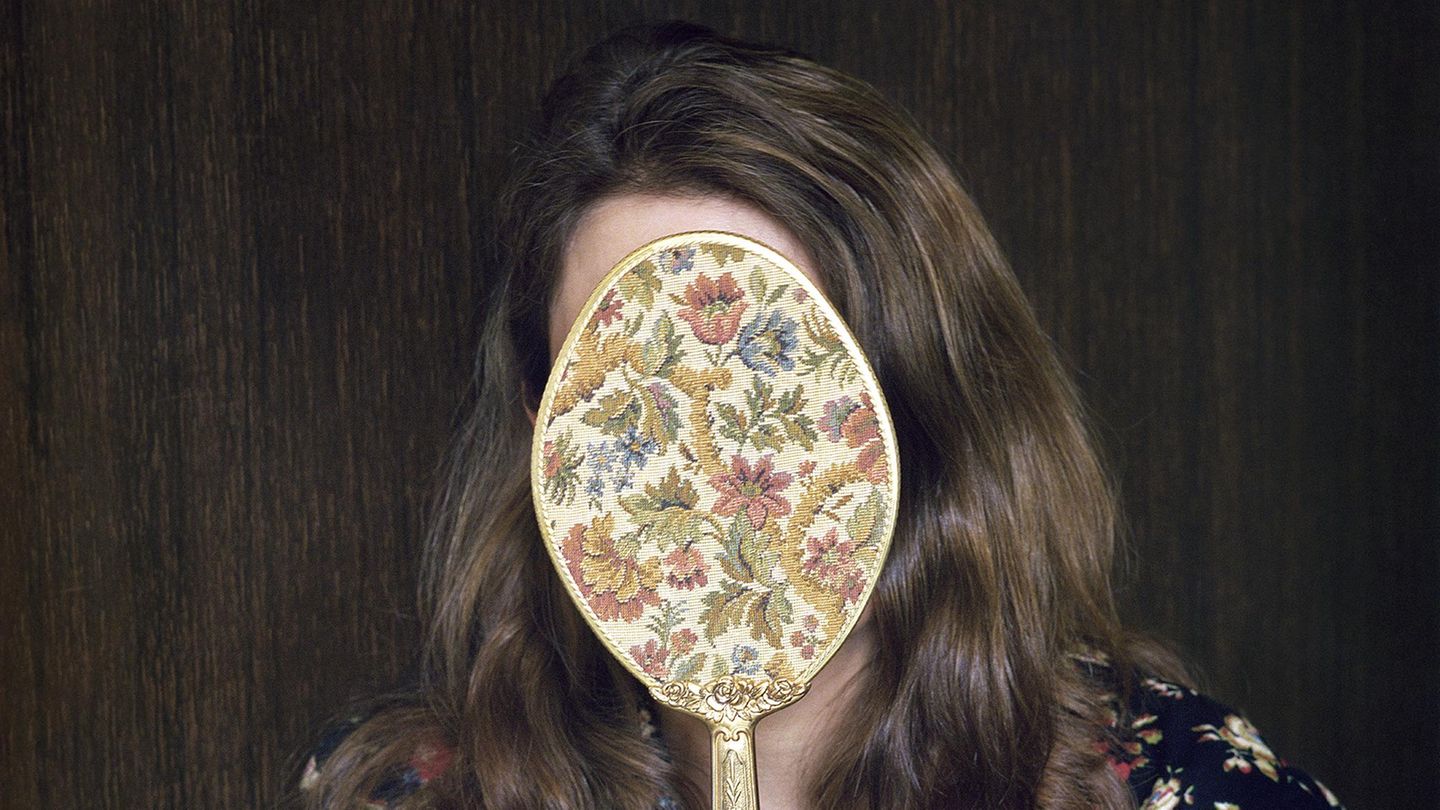 Christine Piontek betrachtet sich im Spiegel ihrer Mutter