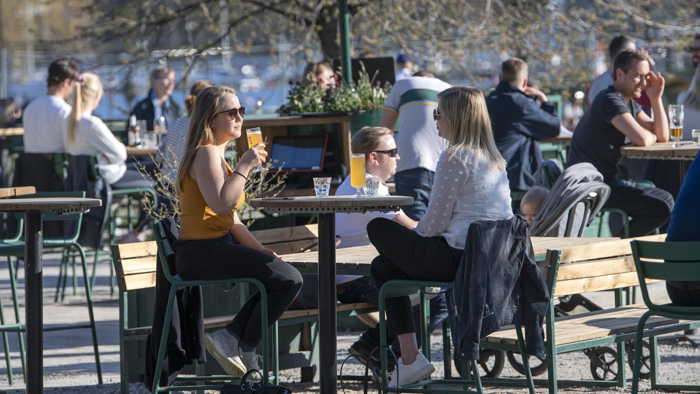 Frühling in Stockholm - und die Menschen treffen sich Cafés und Restaurants. Trotz Corona.