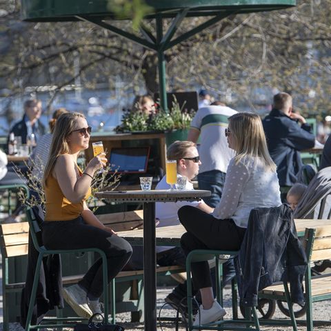 Frühling in Stockholm - und die Menschen treffen sich Cafés und Restaurants. Trotz Corona.