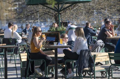 Frühling in Stockholm - und die Menschen treffen sich Cafés und Restaurants. Trotz Corona.