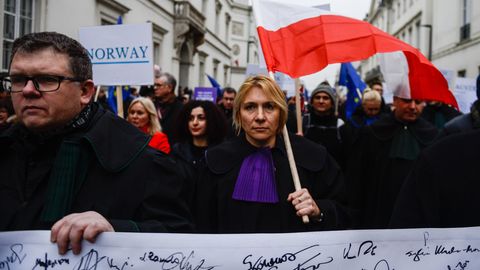 Protest europäischer Richter in Warschau (am 11. Januar): Die EU hat ein formelles Verfahren gegen Polen wegen der umstrittenen Justizreform der PiS-Regierung eingeleitet.