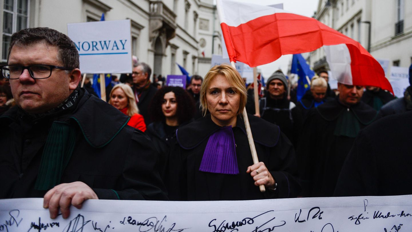 Protest europäischer Richter in Warschau (am 11. Januar): Die EU hat ein formelles Verfahren gegen Polen wegen der umstrittenen Justizreform der PiS-Regierung eingeleitet.