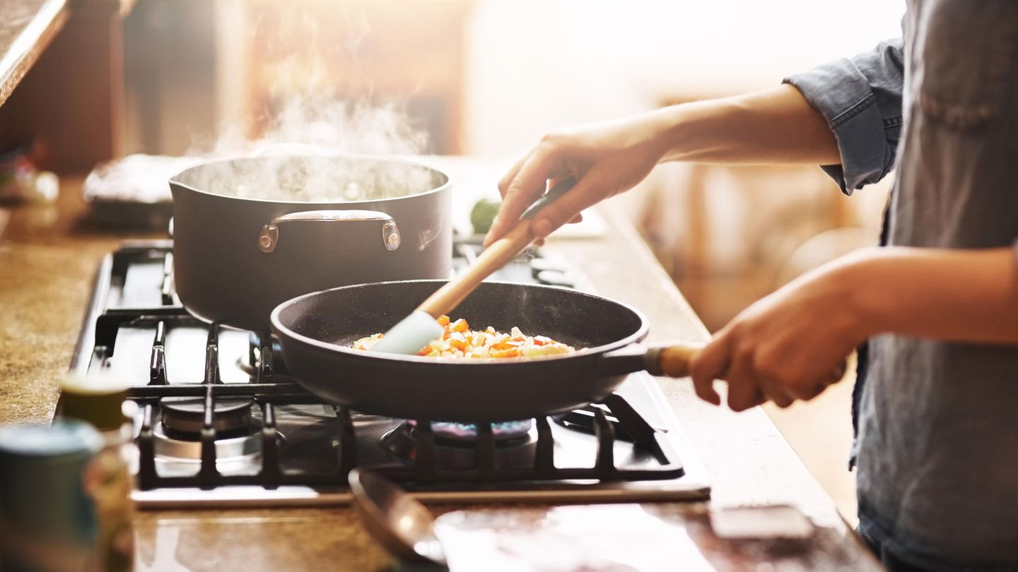 Kochen für Anfänger: Mithilfe dieser Küchengeräte und Utensilien gelingt der Start