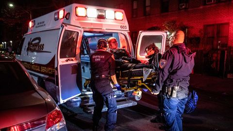 Coronavirus New York: Eine Frau wird ins Krankenhaus gebracht