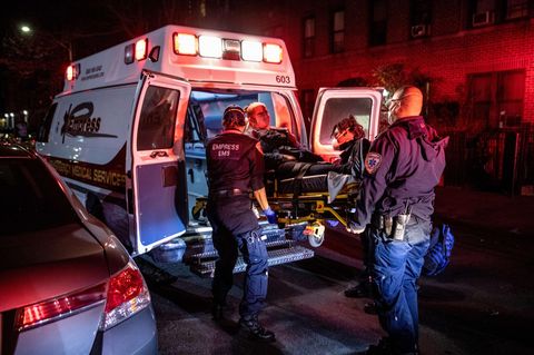 Coronavirus New York: Eine Frau wird ins Krankenhaus gebracht