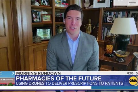 Der TV-Moderator sitzt ohne Hose vor der Kamera