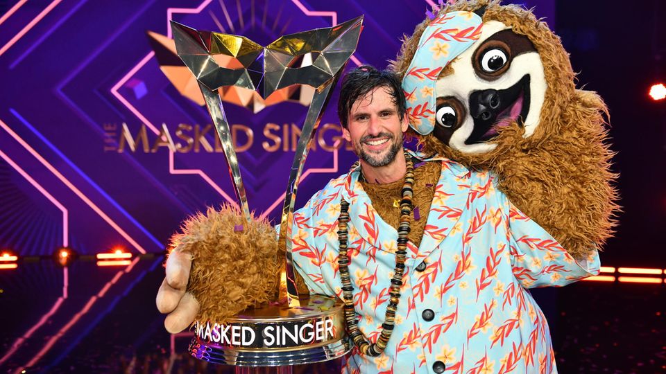 Tom Beck hält nach dem "The Masked Singer"-Finale seinen Pokal in die Höhe