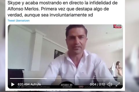Halbnackte Frau läuft bei Interview mit spanischen Journalisten durchs Bild
