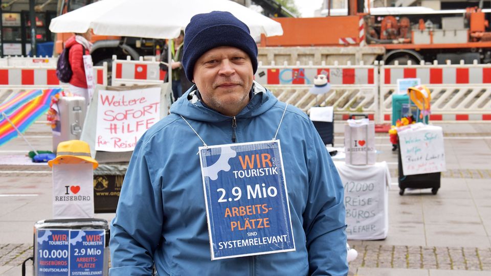 Auf dem Hamburger Rathausmarkt: Matthias Pätzold von DRP Kulturtours: "Wir brauchen eine Perspektive" Matthias Pätzold von DRP Kulturtours: "Wir brauchen eine Perspektive"