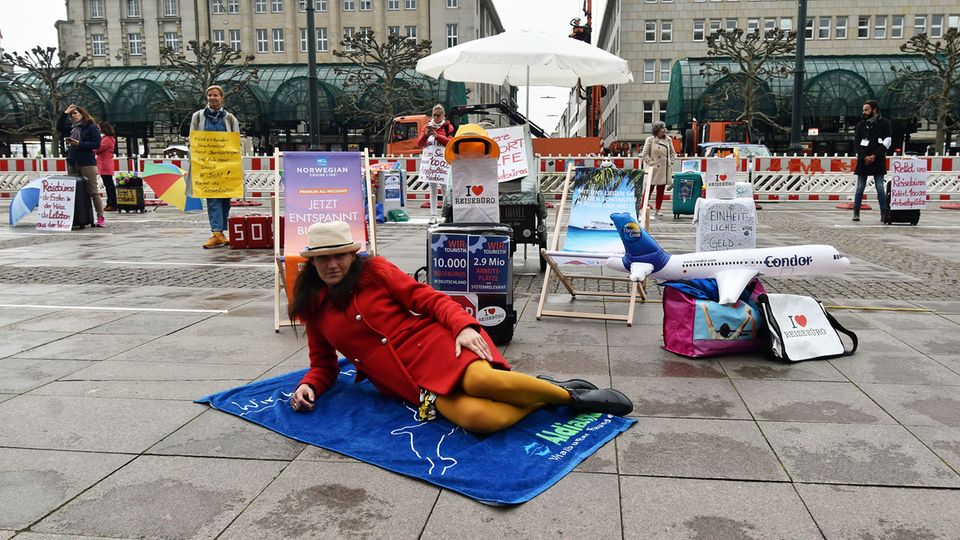 Auf dem Hamburger Rathausmarkt: Rettungschirm statt Sonnenschirm: Die Reisebüros sind krisenerprobt, zuletzt bei der Thomas-Cook-Insolvenz. Doch durch die Coronakrise sind Kleinunternehmen in ihrer Existenz bedroht Rettungschirm statt Sonnenschirm: Die Reisebüros sind krisenerprobt, zuletzt bei der Thomas-Cook-Insolvenz. Doch durch die Coronakrise sind Kleinunternehmen in ihrer Existenz bedroht