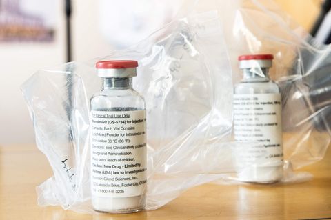 Zwei Phiolen mit dem Wirkstoff Remdesivir