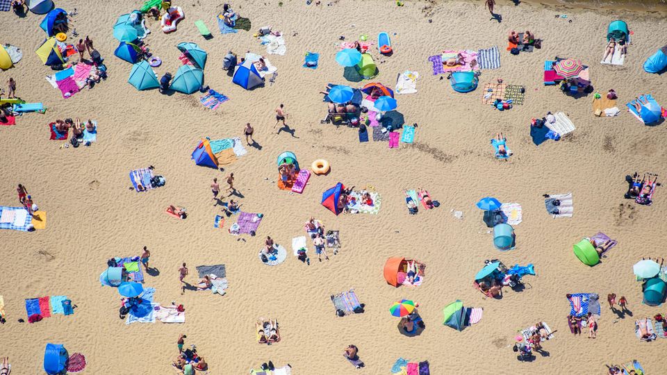 Menschen sonnen sich im am Sandstrand des Strandbad am Müggelsee (Archivfoto) Menschen sonnen sich im am Sandstrand des Strandbad am Müggelsee (Archivfoto)