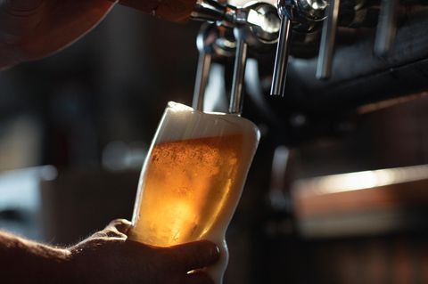 Jemand zapft Bier vom Fass