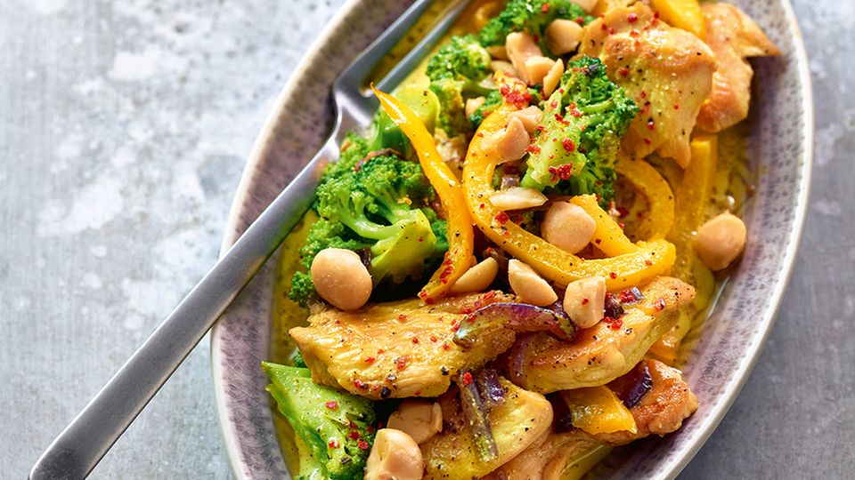 Kurkuma-Kokos-Hähnchen mit Macadamianüssen Kurkuma-Kokos-Hähnchen mit Macadamianüssen