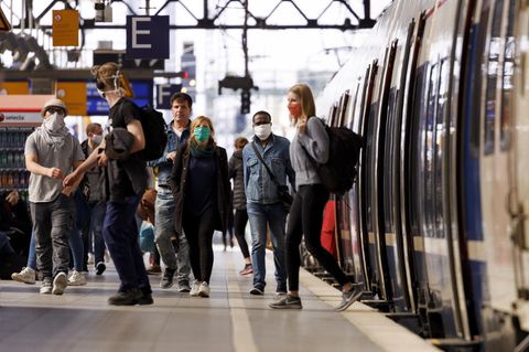 Reisende mit Masken am Kölner Hauptbahnhof
