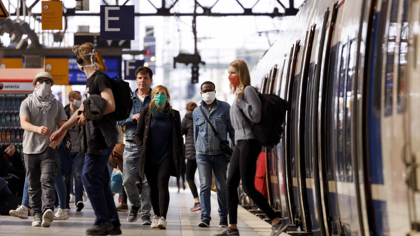 Reisende mit Masken am Kölner Hauptbahnhof