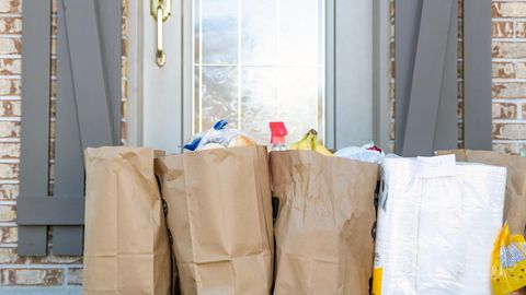 Essenslieferung in Papiertüten vor der Tür