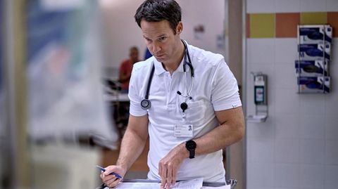 Prüfender Blick: Johannes Schade, 37, bei der Untersuchung eines Patienten. Sorgfältig widmet sich der angehende Internist jedem Fall. Die Aufnahmen entstanden vor der Corona-Pandemie