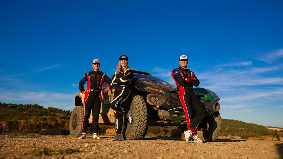 Extreme E Auto mit Fahrerinnen und Fahrern