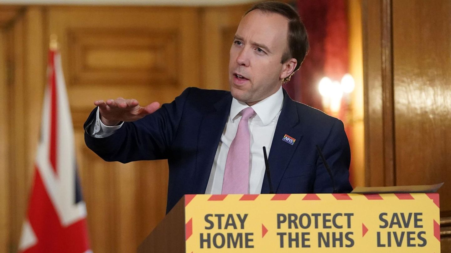 Der britische Gesundheitsminister Matt Hancock gibt in London die aktuellen Zahlen zur Coronakrise bekannt