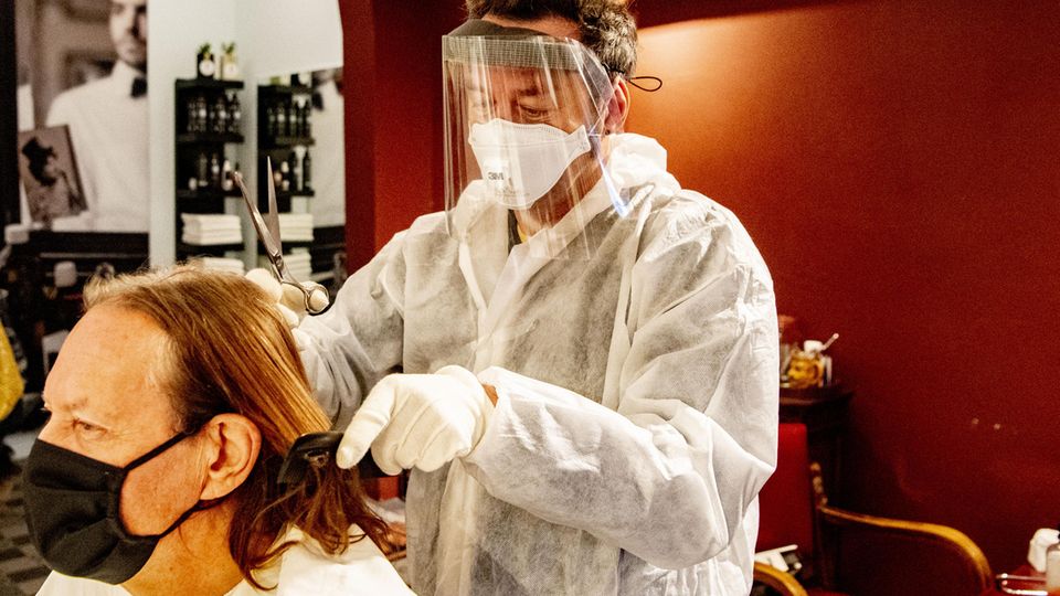 Friseursalon In den Niederlanden haben Friseursalons bereits wieder geöffnet. Doch auch dort gelten strenge Hygienevorschriften.