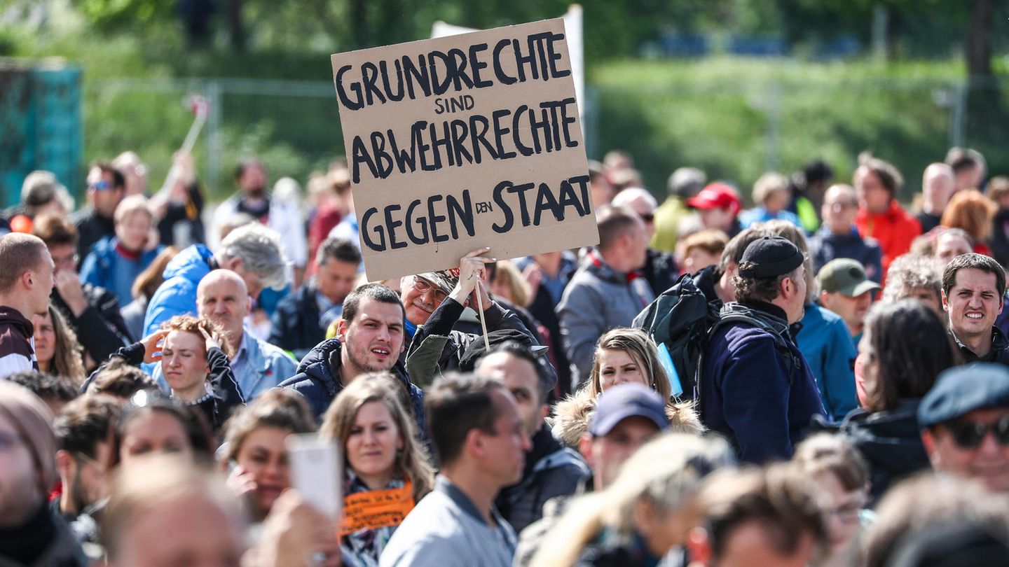 "Grundrechte sind Abwehrrechte gegen den Staat" steht auf dem Schild eines Teilnehmers einer Protestkundgebung