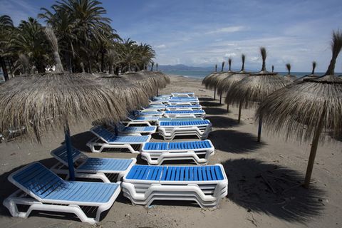 Leere Liegestühle stehen am Strand von Playamar im spanischen Badeort Torremolinos