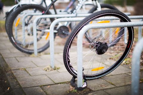 Düsseldorf: Ein zurückgelassenes Hinterrad von einem Fahrrad steht nach einem Fahrraddiebstahl an einem Fahrradständer.