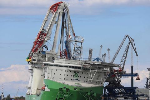 Augenzeuge filmt Unfall: 90-Meter-Kran stürzt im Rostocker Hafen auf Schiff