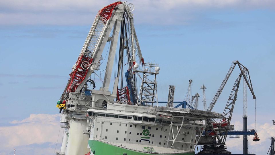 Augenzeuge filmt Unfall: 90-Meter-Kran stürzt im Rostocker Hafen auf Schiff