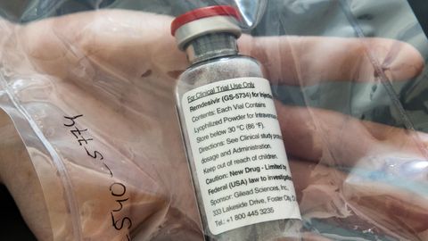Ampulle Remdesivir - Ebola-Mittel hilft gegen Corona