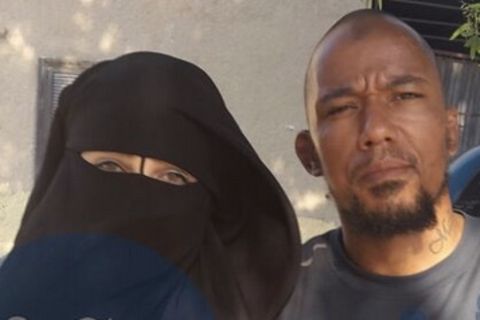 Eines der Fotos von Omaima A.s Handy. Es zeigt sie mit ihrem damaligen Mann, dem IS-Kämpfer Denis Cuspert alias Deso Dogg