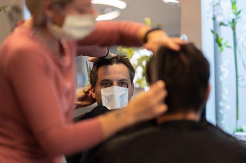 Friseure, Zoos, Museen, Spielplätze und viele Schulen dürfen ihre Pforten wieder öffnen.