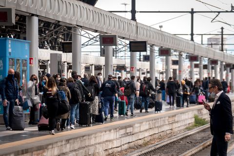 Am Mailänder Bahnhof warteten am Montagmorgen Dutzende Italiener auf Züge in Richtung Süden